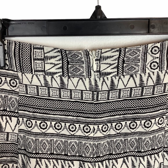 Glamorous Shorts Women Sz 14 Tall Black Cream Aztec Print High Rise Embroidered - Picture 3 of 4